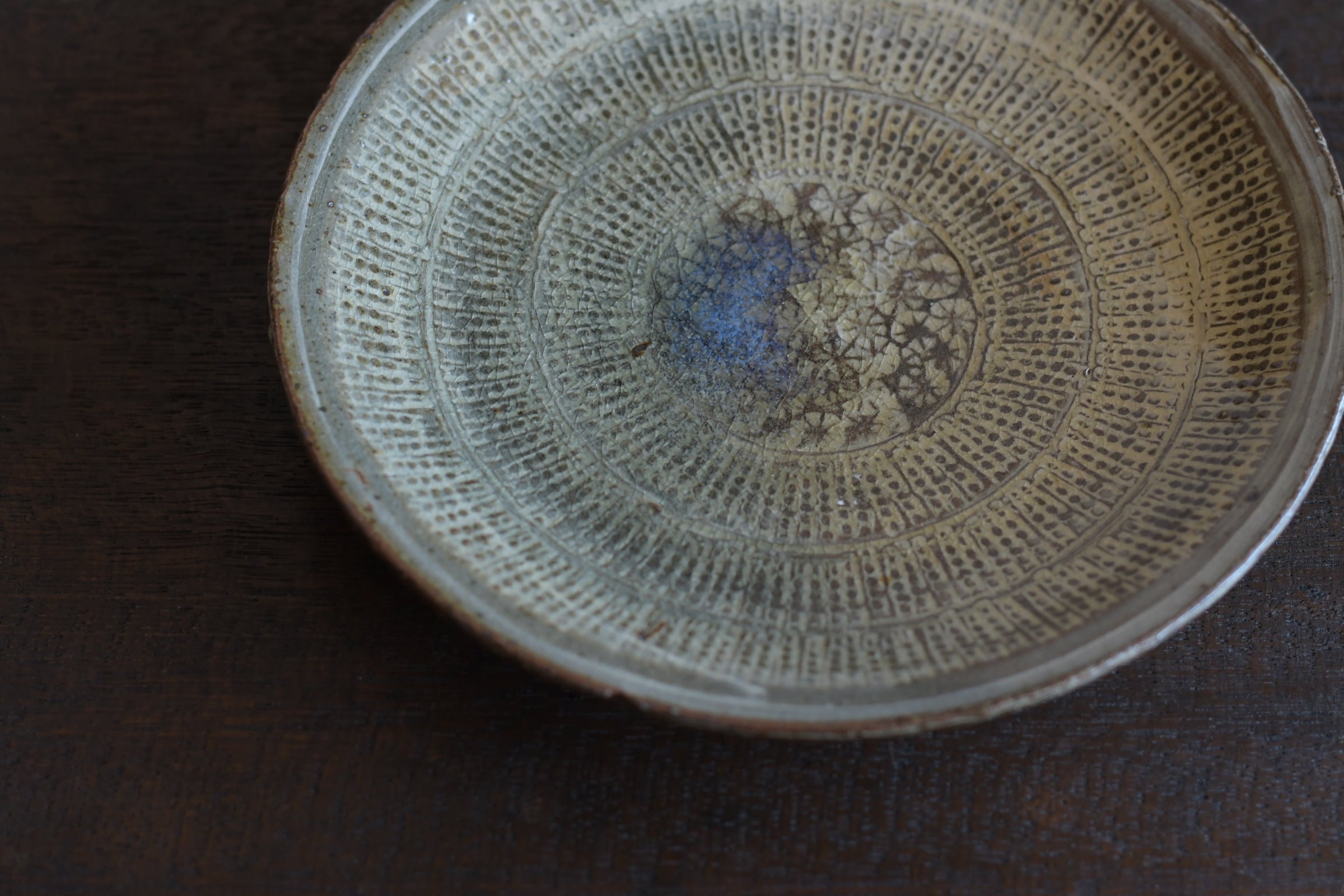 井上 茂｜灰釉印花三島7寸皿b | UTSUWA-HOTARU online store