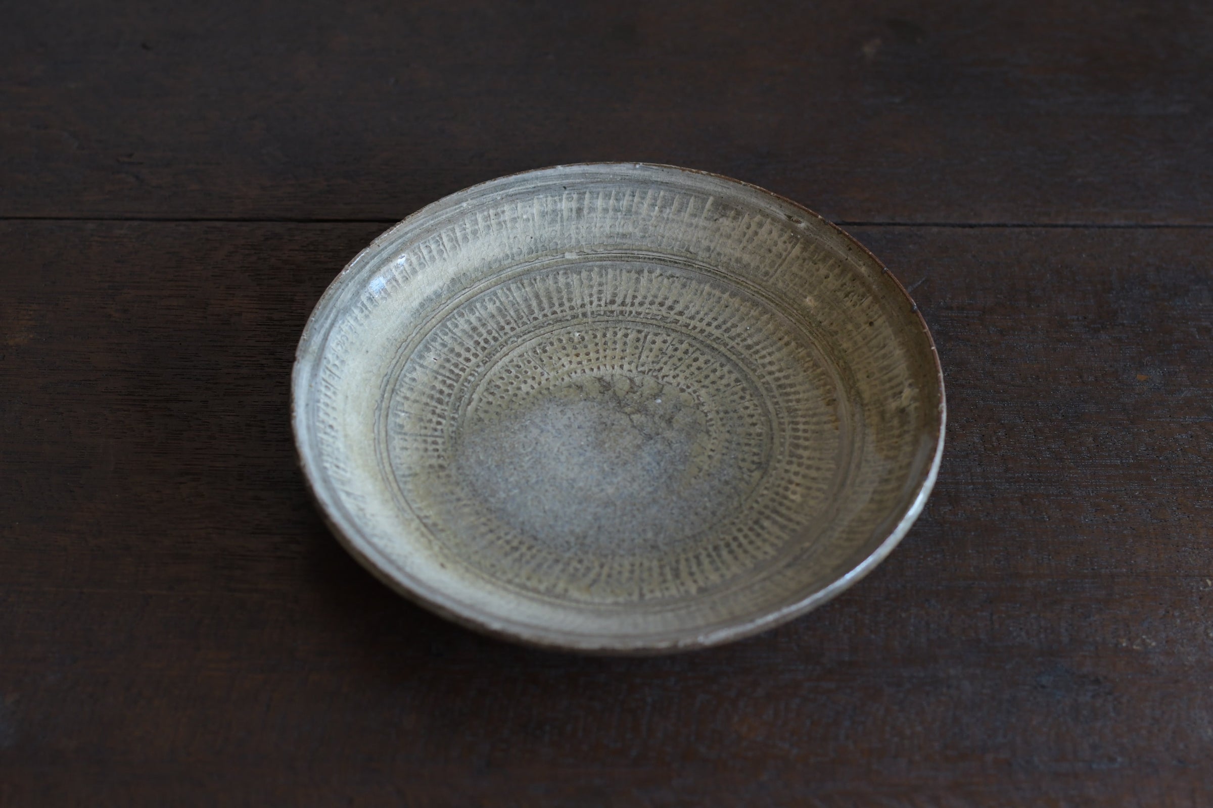 井上 茂｜灰釉印花三島7寸皿a | UTSUWA-HOTARU online store