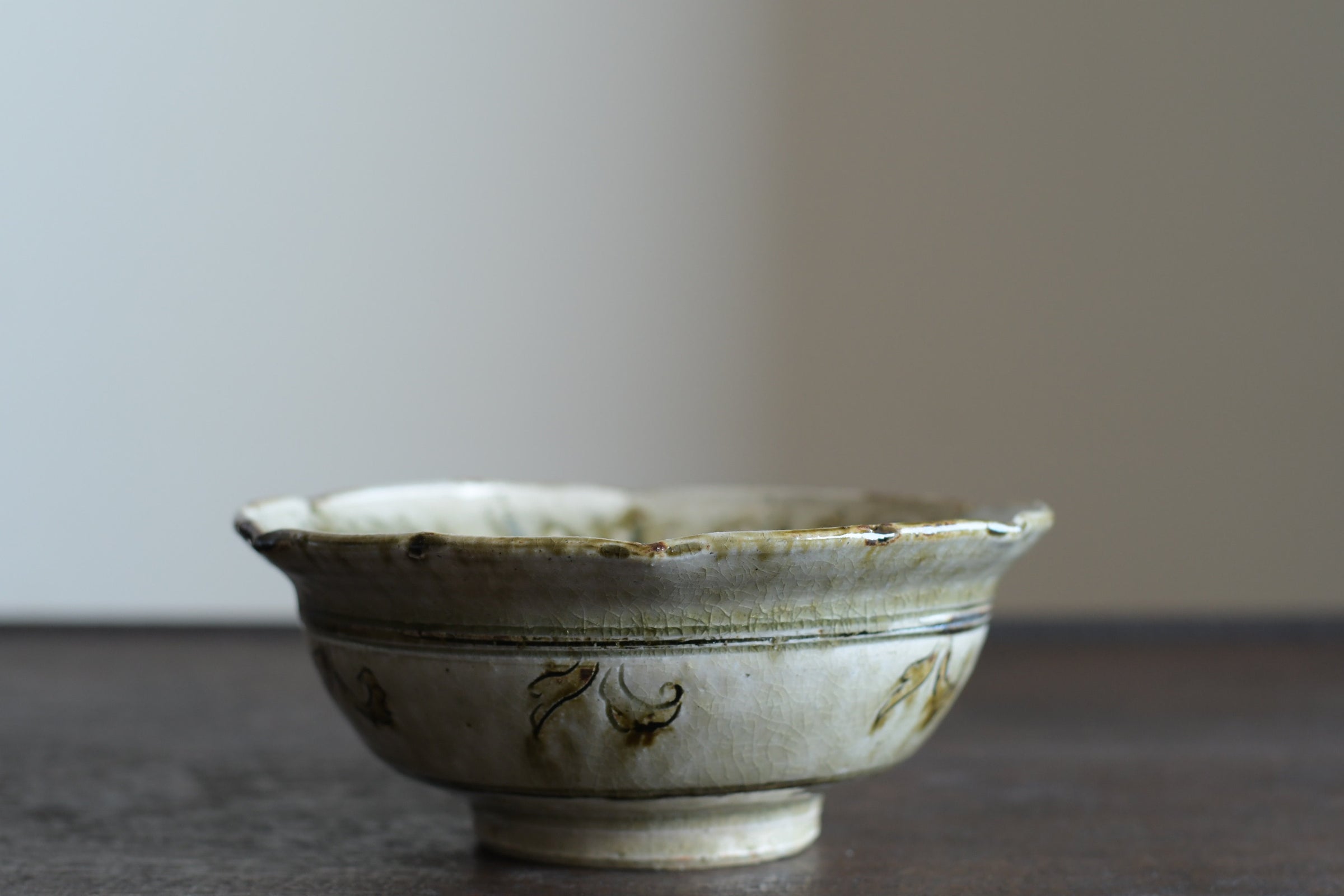 藤田 佳三 安南鉢 藤田佳三｜灰釉鉄彩輪花六