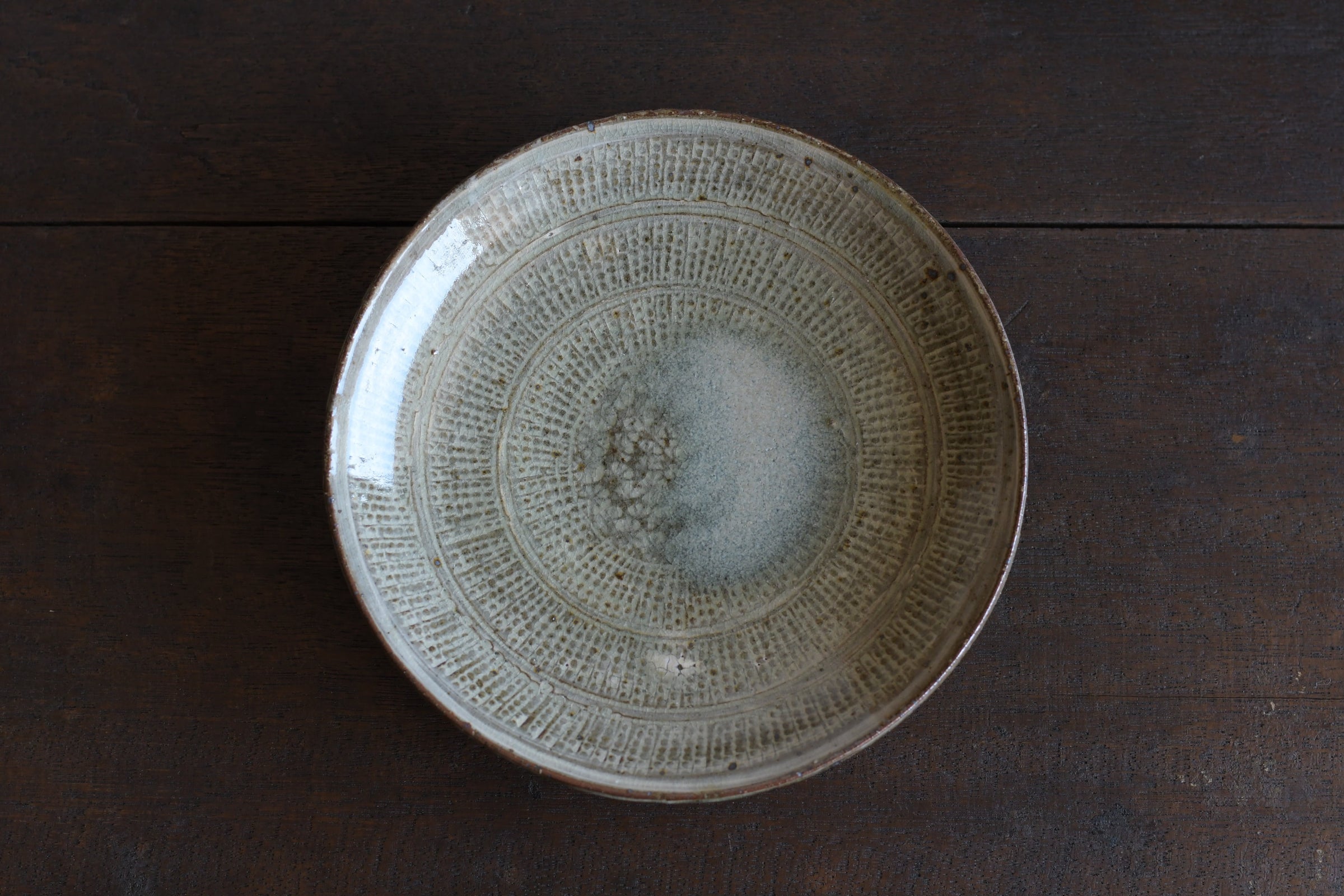 井上 茂｜灰釉印花三島7寸皿a | UTSUWA-HOTARU online store