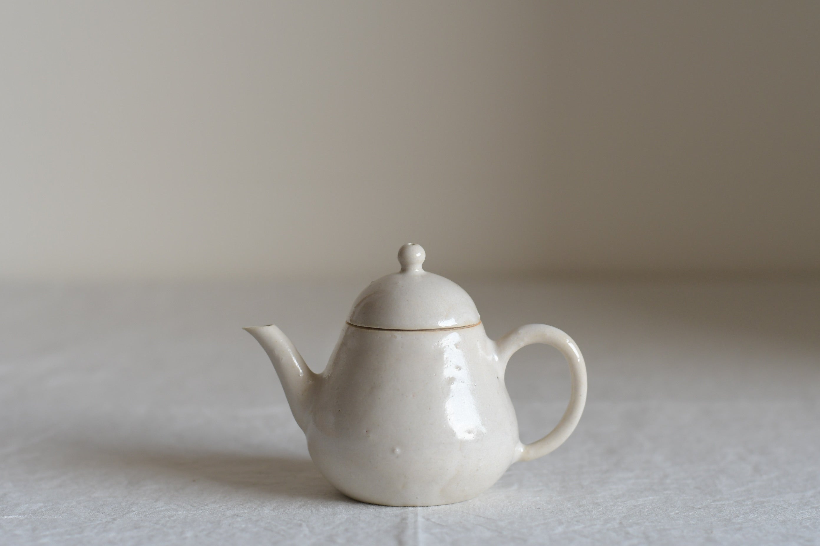 三笘修｜藁白茶壺 | UTSUWA-HOTARU online store