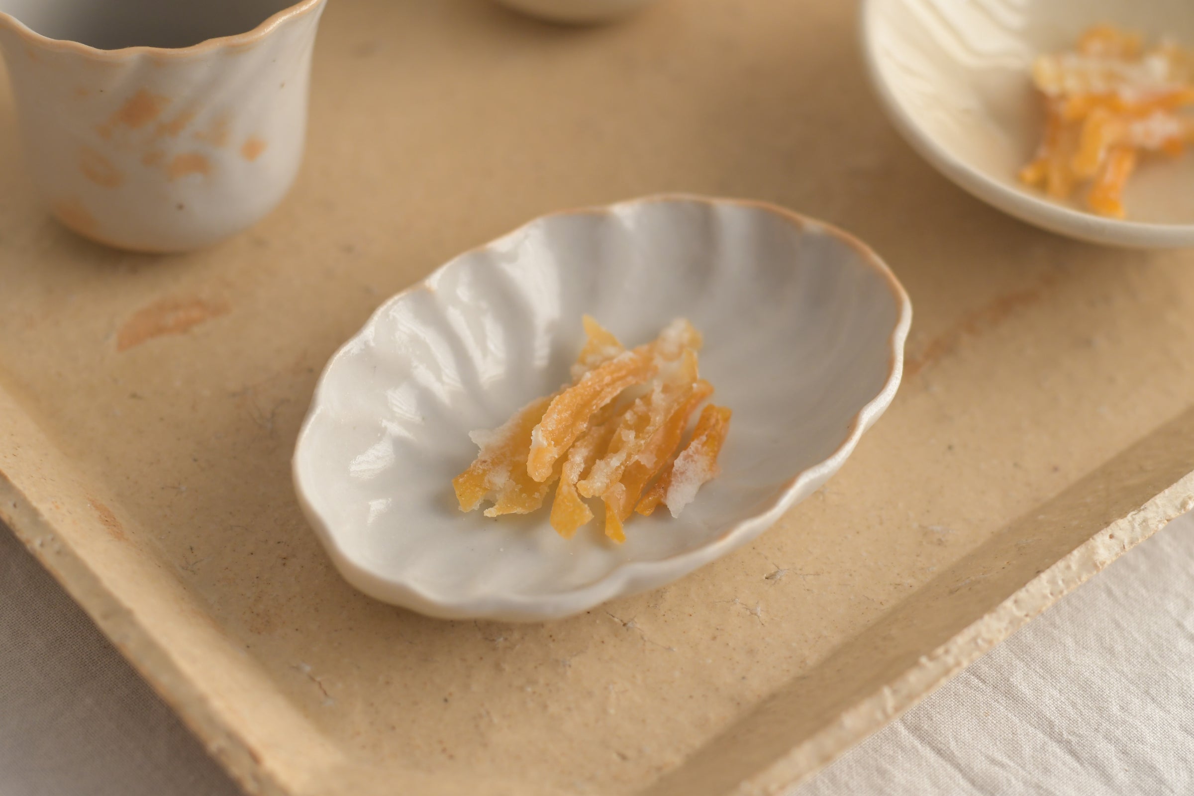 安齋 新・厚子｜白磁ねじり豆皿 | UTSUWA-HOTARU online store