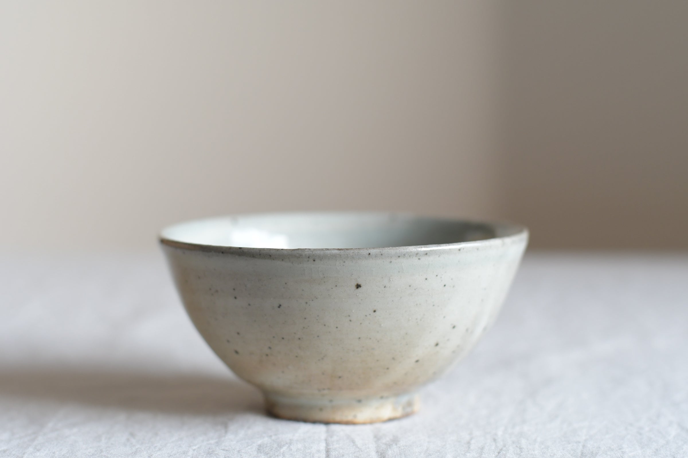 長谷川奈津｜粉引飯碗（小）c | UTSUWA-HOTARU online store