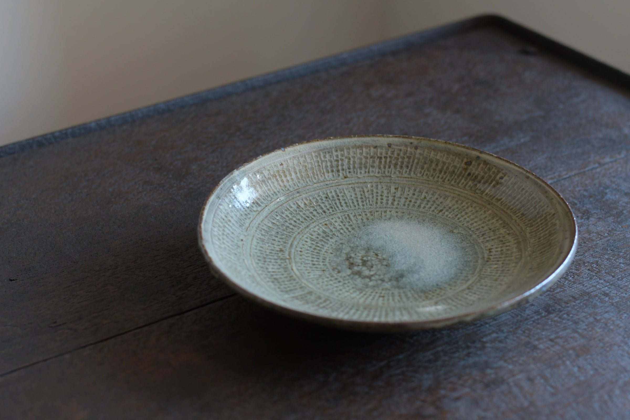 井上 茂｜灰釉印花三島7寸皿a | UTSUWA-HOTARU online store