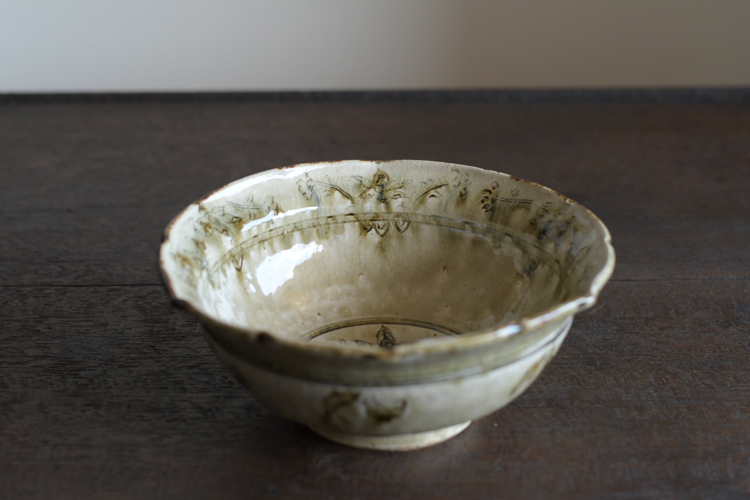 藤田佳三｜灰釉鉄彩輪花六寸鉢 | UTSUWA-HOTARU online store